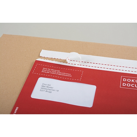 Gros plan d'une enveloppe rouge avec adresse, dépassant d'une enveloppe marron. Languette blanche avec trou et bord dentelé.