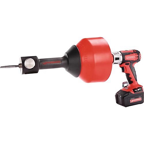 Een rode afvoerreiniger verbonden met een boormachine, klaar voor gebruik.