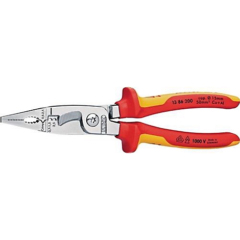 Tang, gekleurd rood en geel, liggend op een witte achtergrond. Er staat belettering op de handvatten.