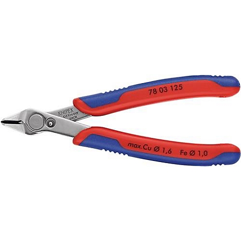 Close-up van een Knipex tang met rode en blauwe handvatten, gebruikt voor het knippen van draden. Op de tanggreep staan de nummers "78 03 125".