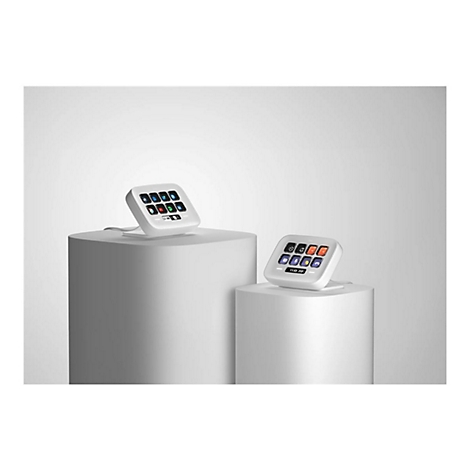 Zwei weiße Touchscreen-Geräte auf Podesten, mit App-Symbolen und Uhrzeiten, auf weißem Hintergrund.