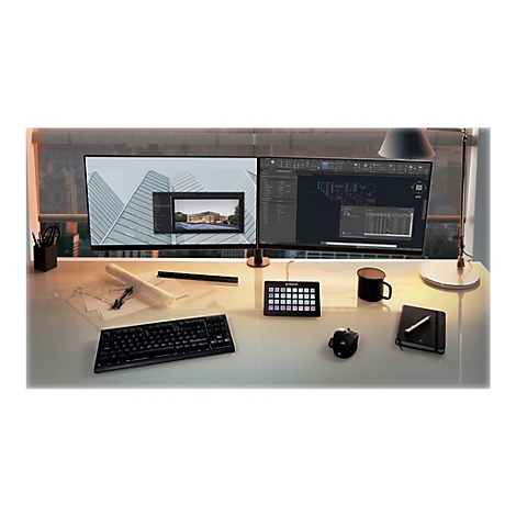 Ein Arbeitsplatz mit zwei Monitoren. Auf dem Tisch liegen Tastatur, Maus, Notizbuch, Stift und ein Tablett.