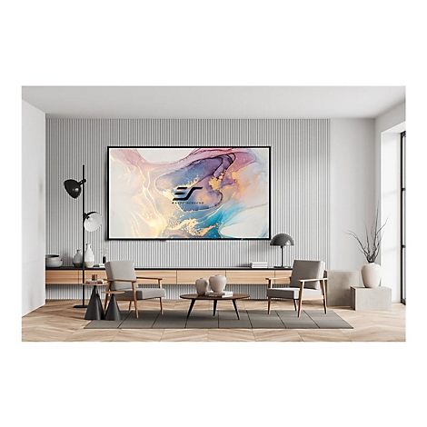 Ein Fernseher mit abstraktem Kunstwerk hÃ¤ngt in einem Wohnzimmer. Darunter eine niedrige Kommode und zwei StÃ¼hle.