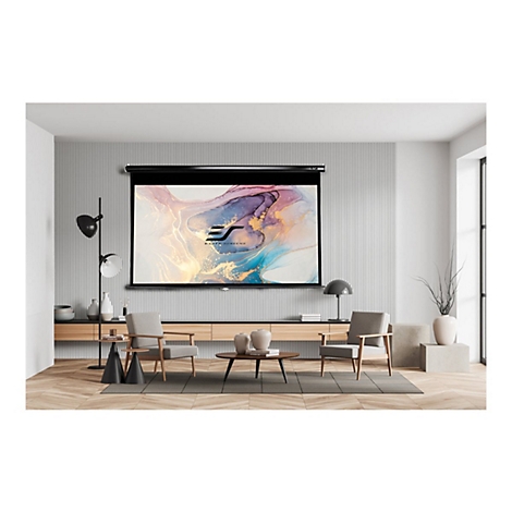 Ein Wohnzimmer mit einem Projektorbildschirm, Sofas, Tischen und Lampen.
