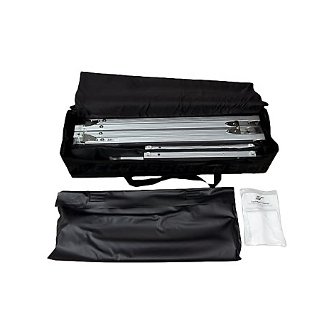 Schwarz Tasche, in der Metallstangen liegen, daneben weitere Tasche und eine Plastikverpackung.
