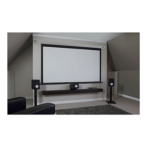 Heimkino-Raum mit Leinwand, Lautsprechern und Sofa. Dunkles Holzregal unter der Leinwand, grauer Teppich.