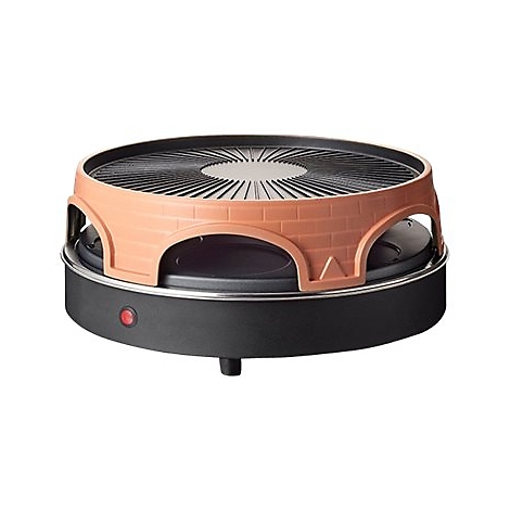 Runder Raclette-Grill mit terrakottafarbenem Steinofen-Aufsatz auf schwarzer Basis vor weißem Hintergrund.