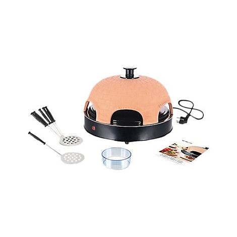 Elektrischer Pizzaofen mit Terracotta-Kuppel, Zubehör wie Pizzaschneider, Schüsseln und Anleitung auf weißem Grund.