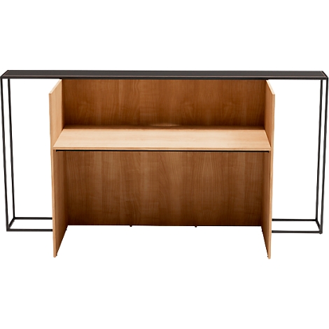 Holzschreibtisch mit schwarzen Metallbeinen, Frontansicht.