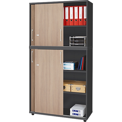 Armoire de bureau en deux parties avec portes coulissantes, portes en bois clair et cadre foncé, derrière des dossiers et des fournitures de bureau.