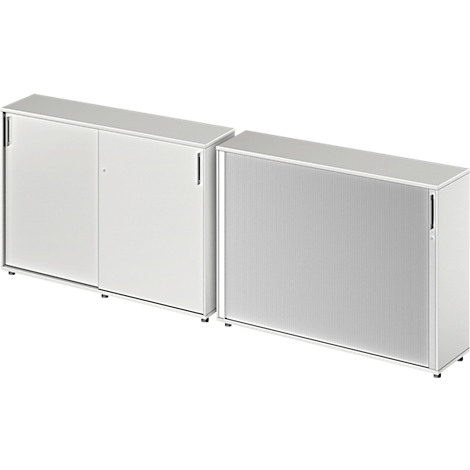 Deux armoires de bureau blanches côte à côte. Armoire de gauche avec portes coulissantes, armoire de droite avec volet roulant.