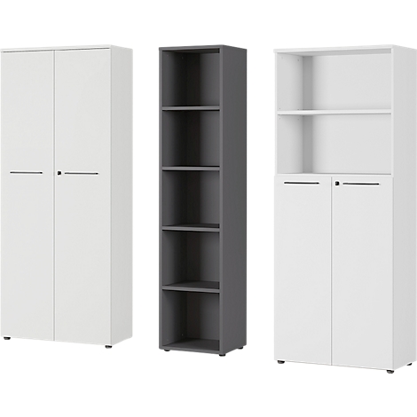 Trois armoires : une armoire blanche à deux portes, une armoire grise avec des étagères ouvertes et une armoire blanche avec des portes et des étagères ouvertes.