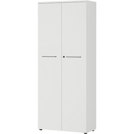 Armoire blanche à deux portes avec des poignées étroites et sombres. Debout, devant un fond neutre.