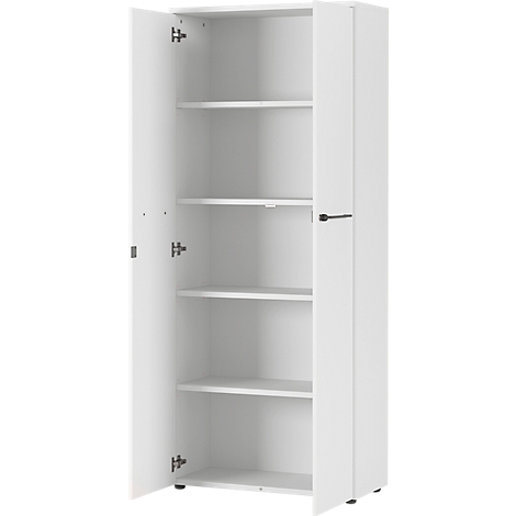 Armoire blanche avec porte ouverte, étagères à l'intérieur. Une poignée noire sur la porte.