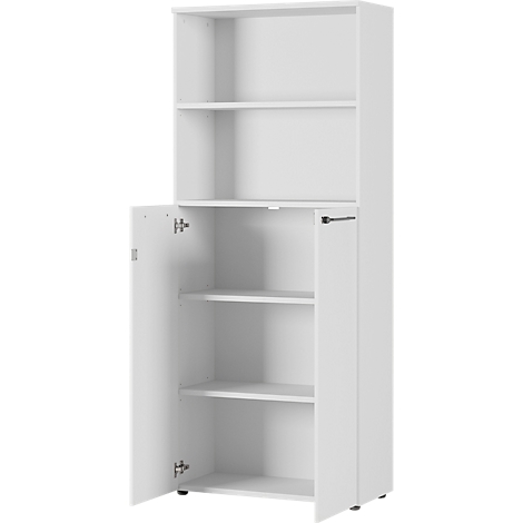 Armoire blanche avec portes ouvertes et étagères. La partie supérieure est composée d'étagères ouvertes.