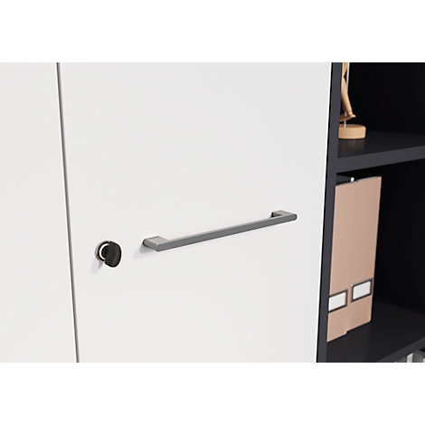 Gros plan sur une porte d'armoire blanche avec une poignée foncée et une serrure de porte.