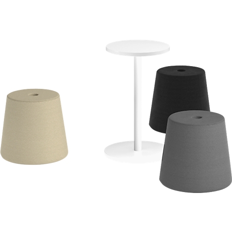 Divers petits tabourets et une table d'appoint blanche sur fond blanc. Les tabourets sont beiges, noirs et gris.