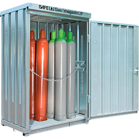 Bouteilles de gaz dans une armoire argentée. Porte ouverte, quelques bouteilles rouges, d'autres grises avec des bouchons verts.