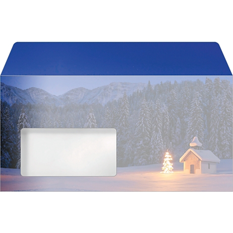 Enveloppe bleue avec paysage d'hiver : montagnes enneigées, église illuminée, sapin.