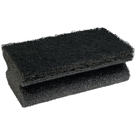 Deux éponges de nettoyage noires sont superposées. Les surfaces sont rugueuses et poreuses.