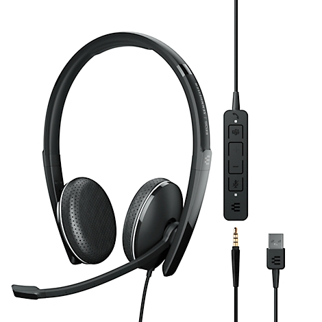 Zwarte headset met microfoon, kabel en bediening. De headset heeft gewatteerde oorschelpen en een hoofdband. Hieronder de aansluitingen: 3,5 mm jack en USB.