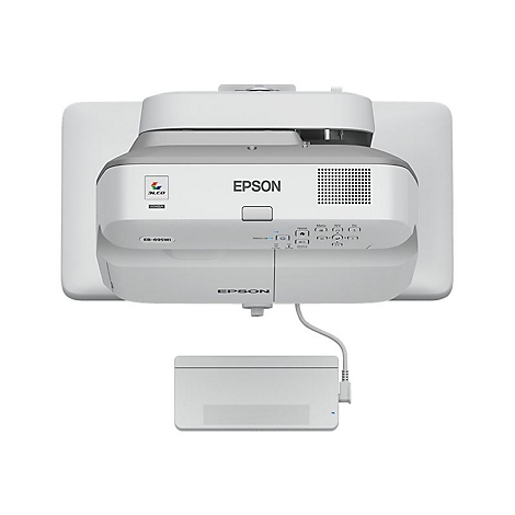 Ein weißer Epson Projektor, an einer Wandhalterung befestigt. Unten ist ein kleiner, weißer Kasten zu sehen. Projektor-Modell: EB-695Wi.