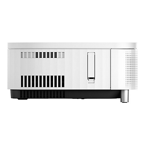 Seitenansicht eines weißen Projektors mit Lüftungsschlitzen, einem schwarzen Sockel und einem silbernen Standfuß.