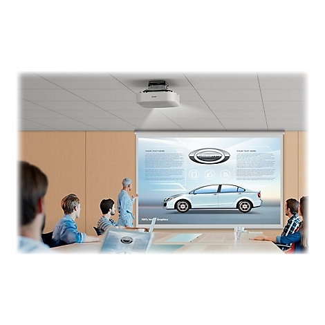 Projektor zeigt Diagramm eines Autos. Eine Gruppe beobachtet die Präsentation. Der Raum ist ein Konferenzraum.
