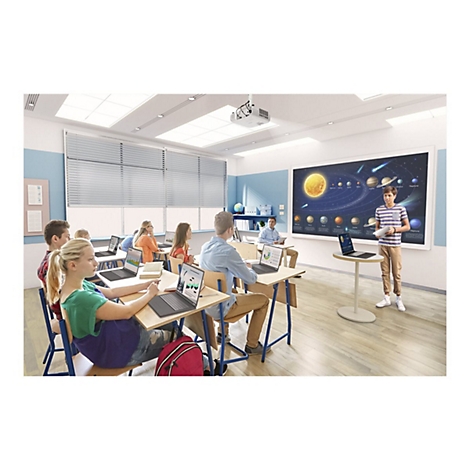 Schulklasse während eines Vortrags. Schüler mit Laptops, ein Junge hält eine Präsentation vor einer Planeten-Illustration.