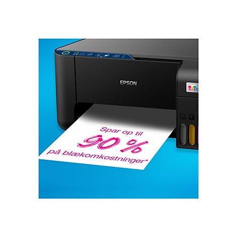 Ein schwarzer Epson-Drucker druckt ein Blatt Papier. Auf dem Papier steht in pinker Schrift "Spar op til 90% på blækomkostninger*". Der Drucker hat eine Tintenpatrone.