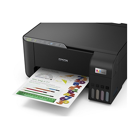 Schwarzer Epson EcoTank-Drucker druckt ein Blatt mit Matheaufgaben. Auf dem Papier sind bunte Zahlen und geometrische Formen zu sehen.