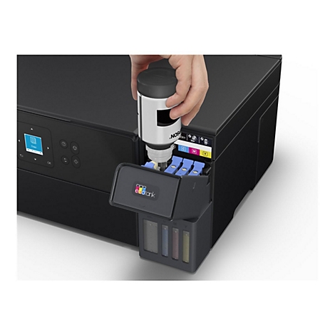 Person füllt Drucker mit Tinte nach. Schwarzer Drucker, Tintenbehälter mit 'EcoTank' Aufdruck.