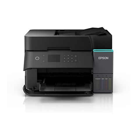 Ein schwarzer Epson-Multifunktionsdrucker vor weißem Hintergrund. Druckkopf offen, Bedienfeld mit Tasten.