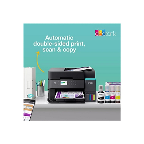 Une imprimante Epson EcoTank sur un bureau blanc. L'imprimante imprime un graphique coloré. Des bouteilles d'encre sont à côté.