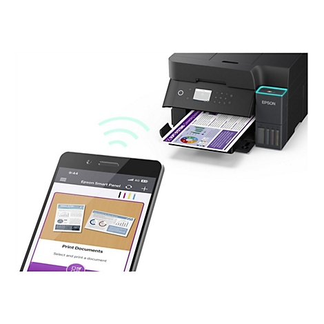 Une imprimante imprime un document envoyé sans fil depuis un smartphone. Le smartphone affiche l'application Epson Smart Panel avec les options d'impression.