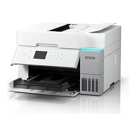 Weißer Epson-Tintenstrahldrucker. Der Papiereinzug ist geöffnet. Auf dem Gerät befindet sich ein Display mit Tasten, sowie ein Tintenstandsanzeige.