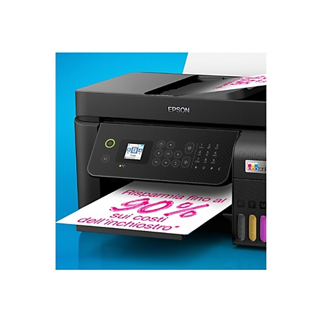 Epson EcoTank Drucker druckt ein Blatt mit der italienischen Aufschrift zu 90 Prozent Tintenkostenersparnis.