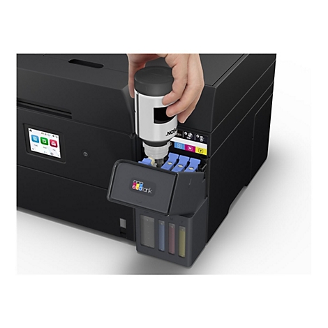 Person befüllt Tintenbehälter eines schwarzen Epson-Druckers mit einer Tintenflasche.