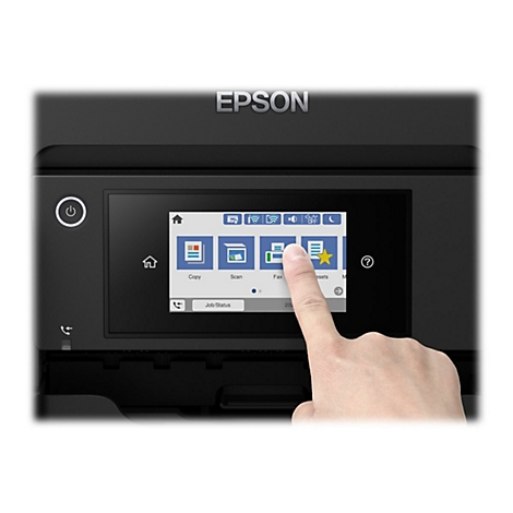 Eine Hand berührt den Bildschirm eines schwarzen Epson-Druckers. Auf dem Touchscreen sind Symbole für Kopieren, Scannen, Faxen und mehr zu sehen.