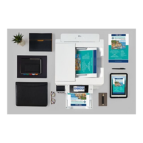 Imprimante avec accessoires. Offre immobiliÃ¨re imprimÃ©e sur papier et tablette. Lunettes et stylo sont Ã  cÃ´tÃ© de l'imprimante.