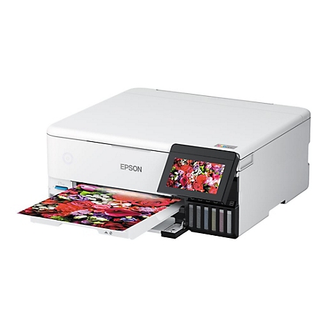 WeiÃŸer Drucker mit farbigem Ausdruck. Auf dem Display wird ein Bild gezeigt, daneben befinden sich Tintenpatronen.