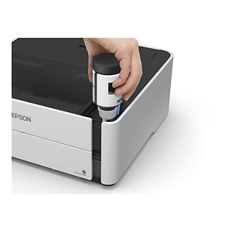 Eine Hand setzt eine Tintenpatrone in einen Drucker ein, EPSON-Logo links.