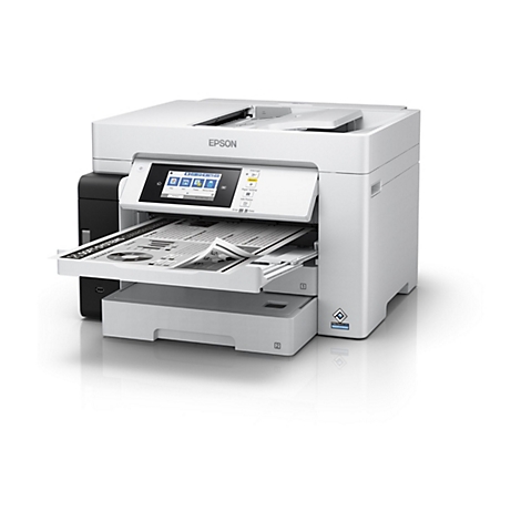 Ein weißer Epson Multifunktionsdrucker. Das Gerät druckt gerade eine Seite mit Diagrammen. Auf dem Bedienfeld ist ein Touchscreen mit Menüoptionen zu sehen.