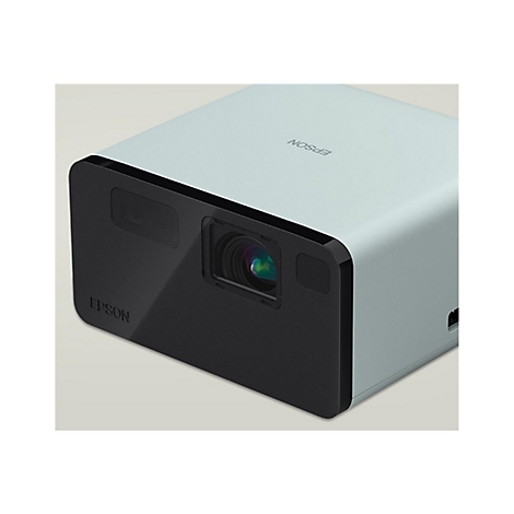 Ein kompakter, mintgrÃ¼ner Projektor mit schwarzer Front, auf der EPSON steht. Die Linse ist im Fokus.