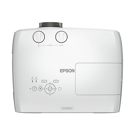 Nahaufnahme eines weißen Epson EH-TW7100 Projektors. Oben zwei Objektiv-Einstellringe, darunter Bedienelemente und das Epson-Logo.