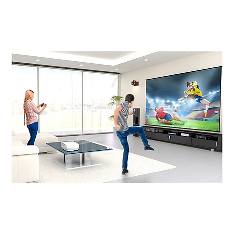 Zwei Personen spielen ein FuÃŸballspiel vor einem groÃŸen Bildschirm. Eine Person kickt, die andere hÃ¤lt einen Controller.