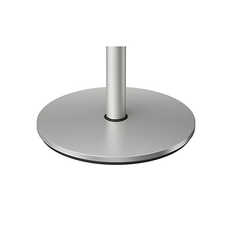 Nahaufnahme eines silberfarbenen Fußes eines Stehtisches. Der runde Fuß hat eine schwarze Gummilippe.