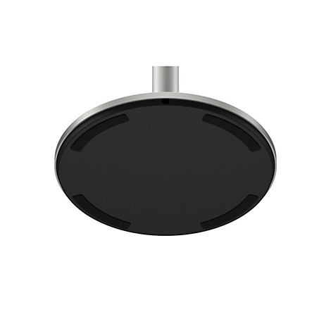 Nahaufnahme der Unterseite eines Monitorständers. Runde Basis, silberfarben mit schwarzer, strukturierter Auflage und schwarzen Gummifüßen.