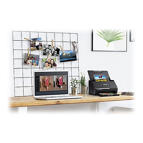 Bureau avec photos, ordinateur portable et scanner. Grille avec photos. Le scanner affiche une photo numÃ©risÃ©e.