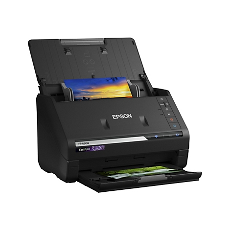 Scanner Epson noir, avec le couvercle ouvert. Il y a deux images dans le scanner. Sur le cÃ´tÃ© droit se trouvent des boutons de commande.